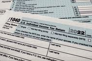 2022 年美国国税局 1040 税表于 2023 年 4 月 17 日显示。